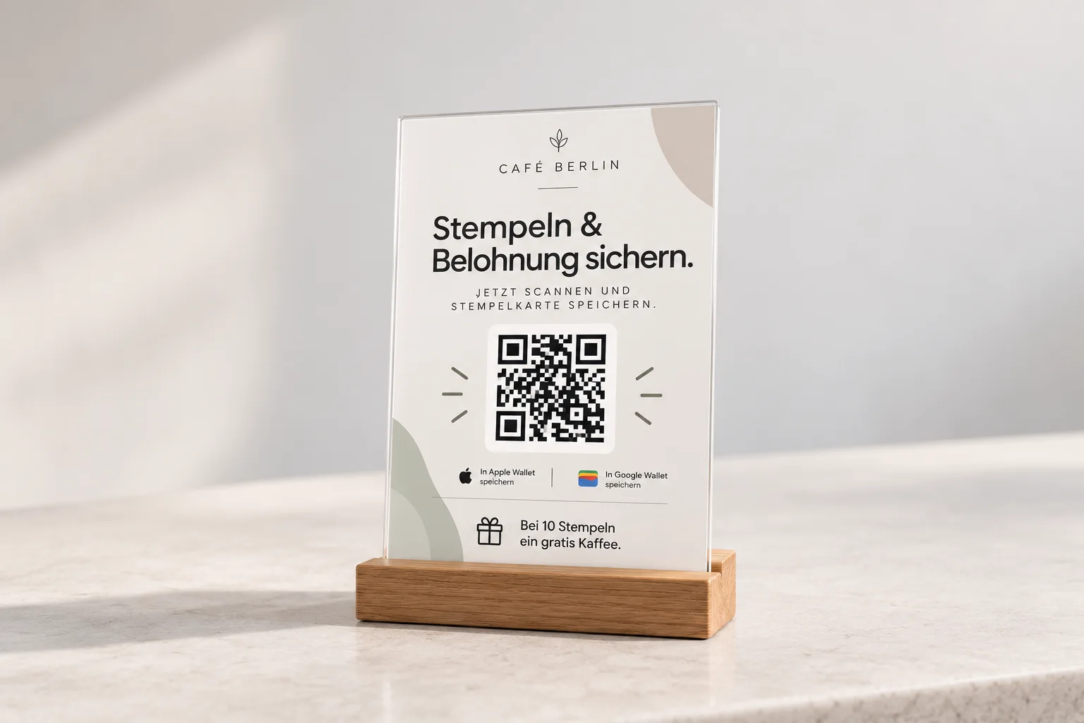 Aufsteller von Café Berlin mit QR-Code für Apple Wallet und Google Wallet auf einem Holzsockel