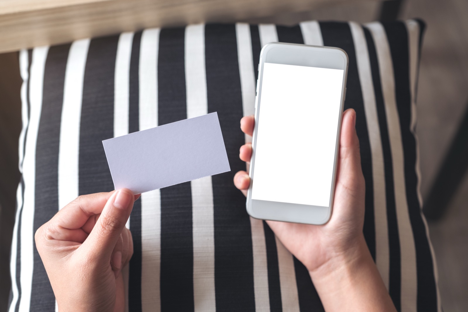 Digitale Stempelkarte vs. Papier-Stempelkarte: Der Vergleich